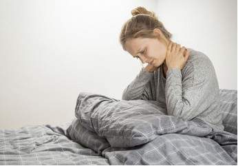 5 причин болей в шее после сна. Как облегчить боль в шее после сна.